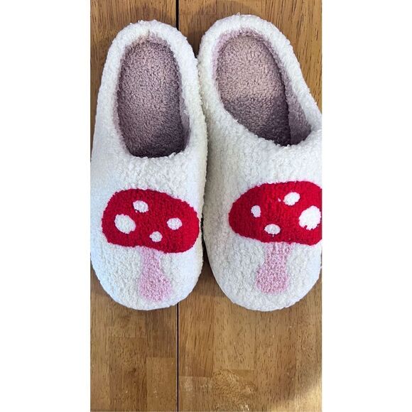 MUSHROOM FUZZY FLEECE SLIPPERS WHITE/RED WOMENS SIZE 9 - Picture 3 of 8